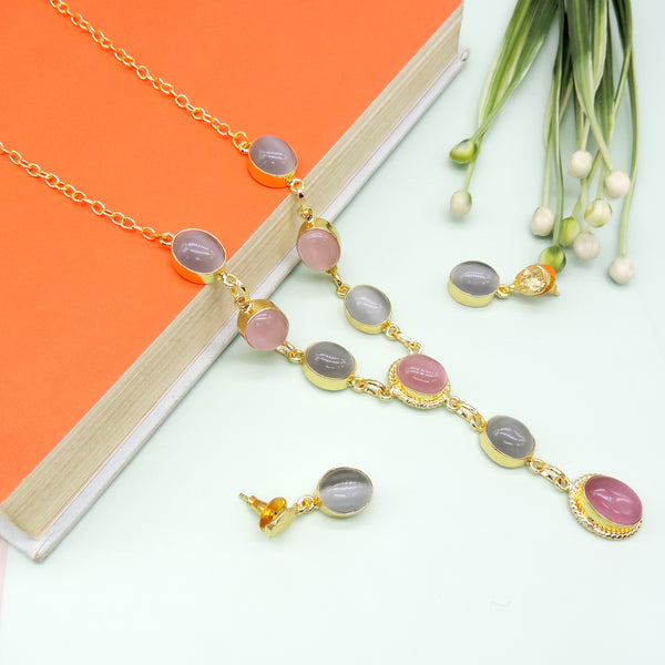 Dainty and modern necklace set perfect for any occasion, elegant and feminine accessory