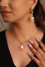 Load image into Gallery viewer, Mother Of Pearl Pendant Chain
