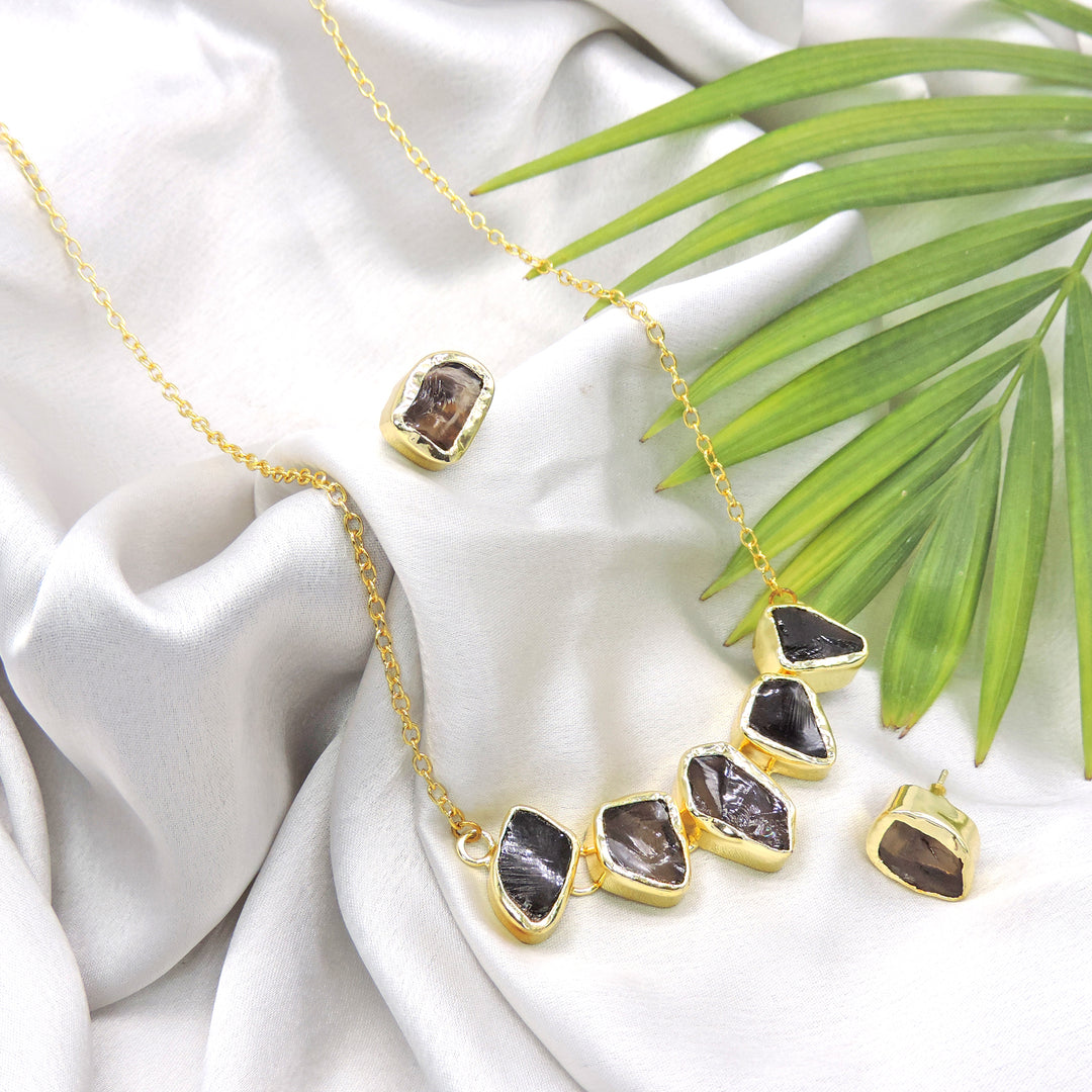 Modern and chic semi precious adjustable necklace